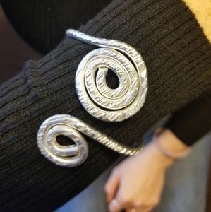 Wire bracelet that makes everyone look